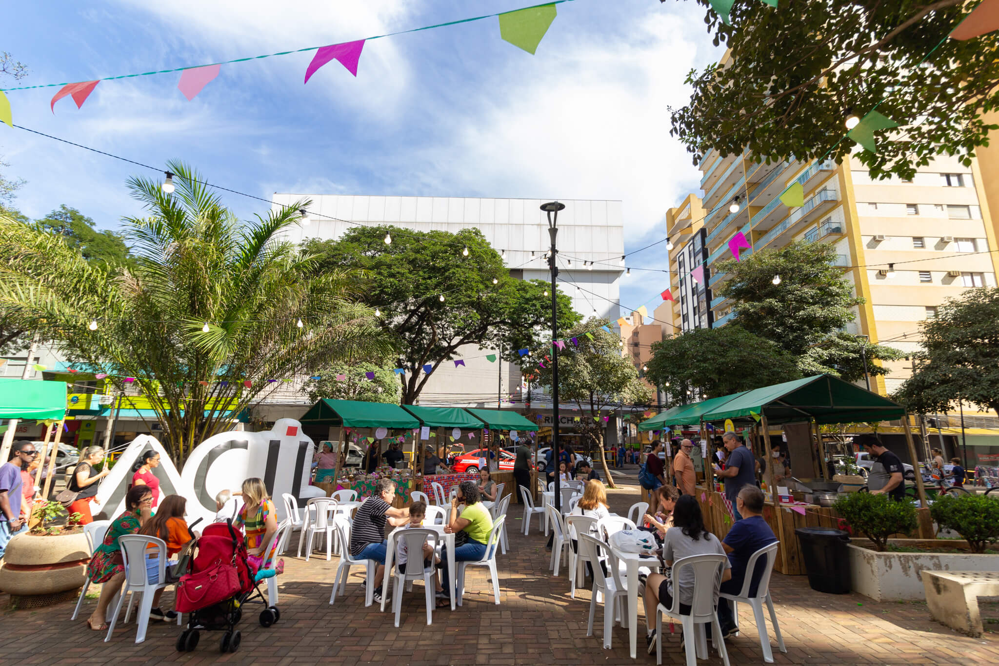 Feira na Praça leva artesanato, gastronomia e atrações culturais ao Calçadão às vésperas do Dia das Mães
