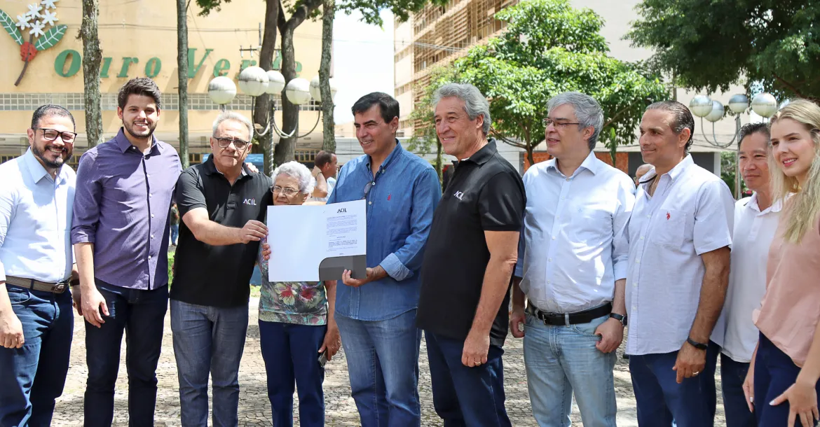 ACIL NA MÍDIA: Integrantes do Núcleo Novo Centro entregam projeto de revitalização ao prefeito