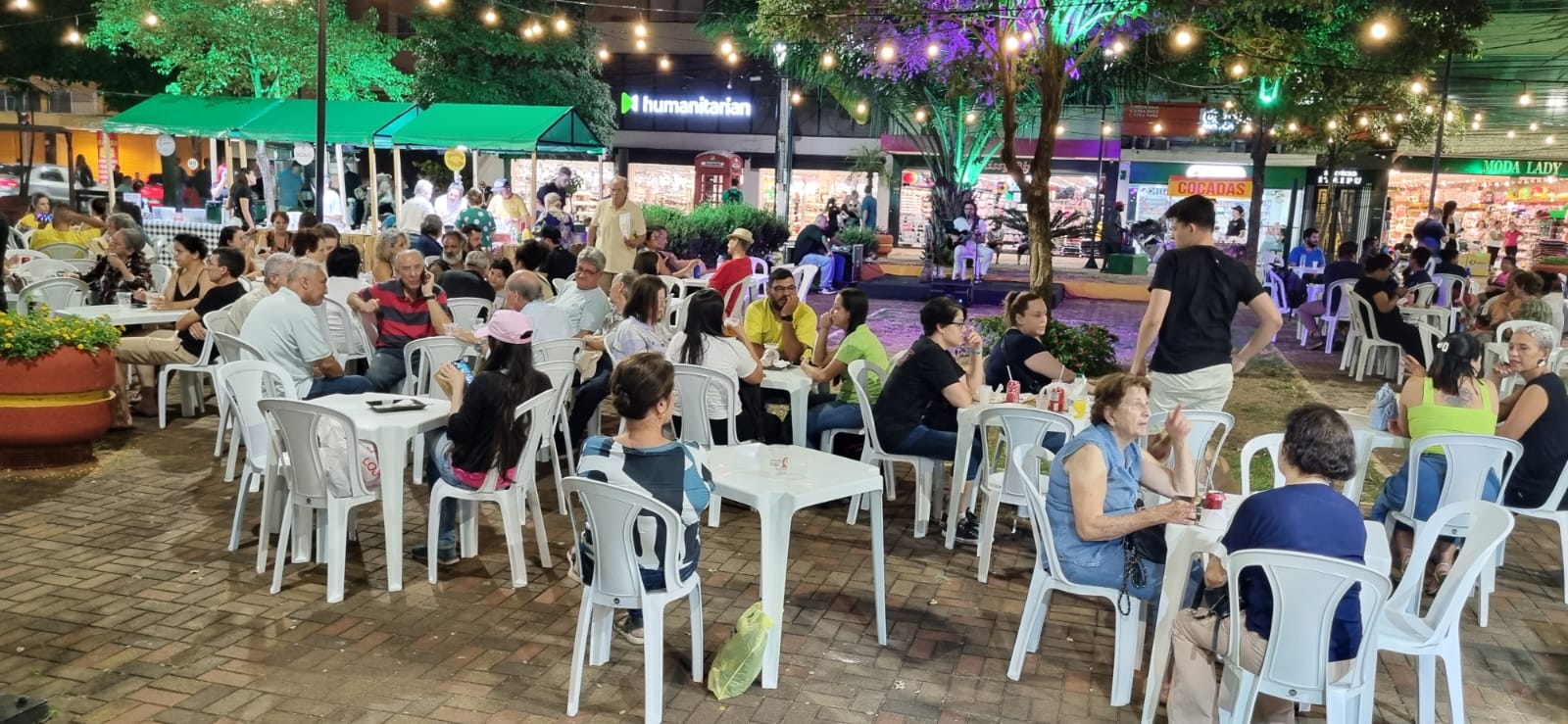 Com atrações gastronômicas e culturais, Feira na Praça atrai famílias ao Calçadão