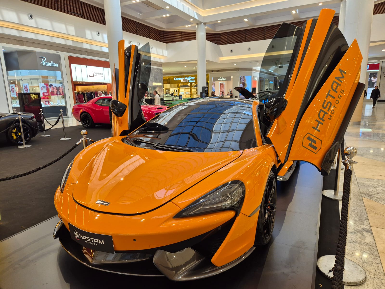 Shopping recebe exposição de carros de luxo em Londrina